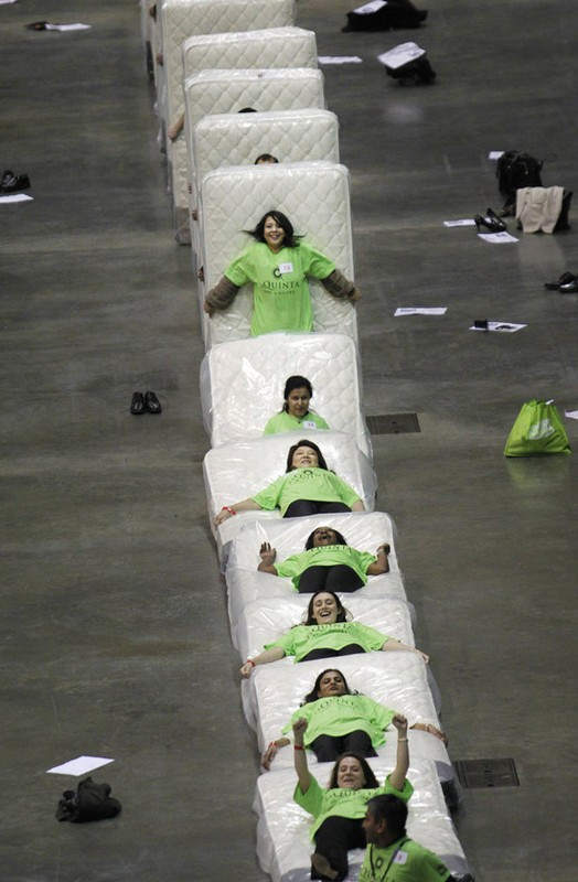 Самое большое количество людей-домино