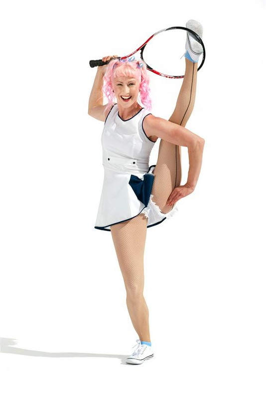 Скай Броберг сквозь теннисную ракетку