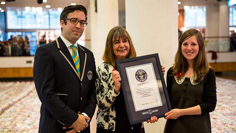 Самая длинная цепь из бумажных кукол: 45 282 штук