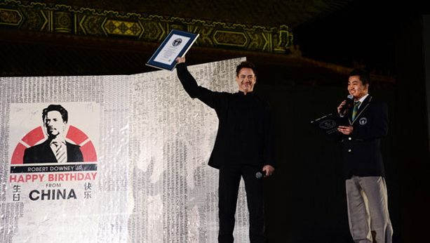 Открытку с самым большим количеством подписей получил Роберт Дауни-младший