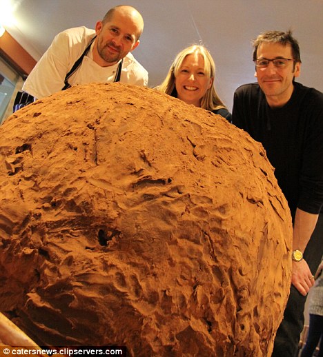 Рекордный шоколадный трюфель с бренди создали в Британии