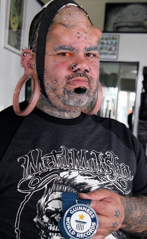 Американец растянул мочки ушей до рекордных размеров, создав самые большие тоннели