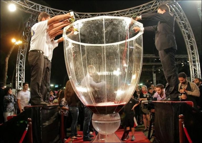 В Крыму создали рекордный бокал шампанского