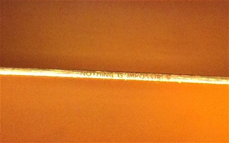 Рекордно маленькая гравировка, которую создавали больше полугода