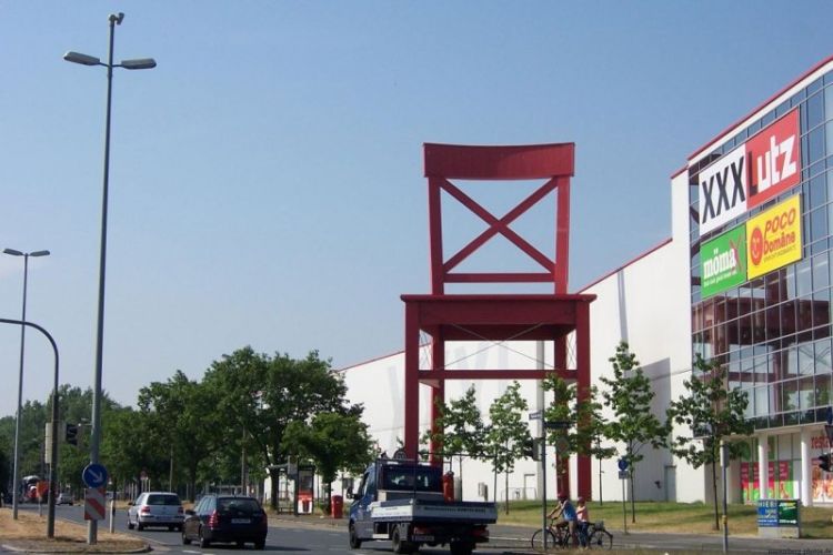 Австрийская мебельная фабрика XXXLutz создала рекордный стул