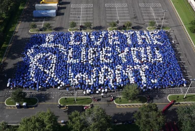 Рекордно большая мозаика из зонтиков