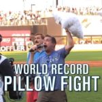Самая масштабная битва подушками (рекорд Миннесоты) Самая масштабная битва подушками (рекорд Миннесоты)