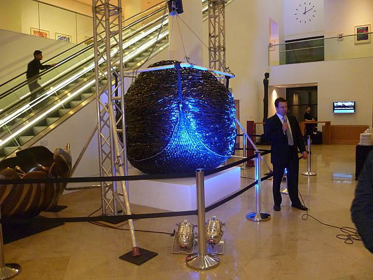 Самый большой шар из магнитной ленты