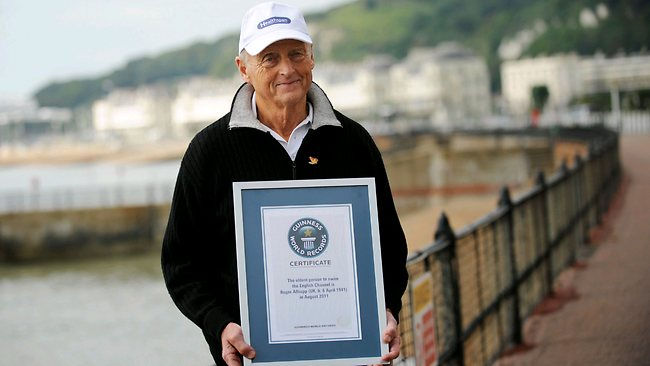 Британец стал самым пожилым человеком, который переплыл Ла-Манш