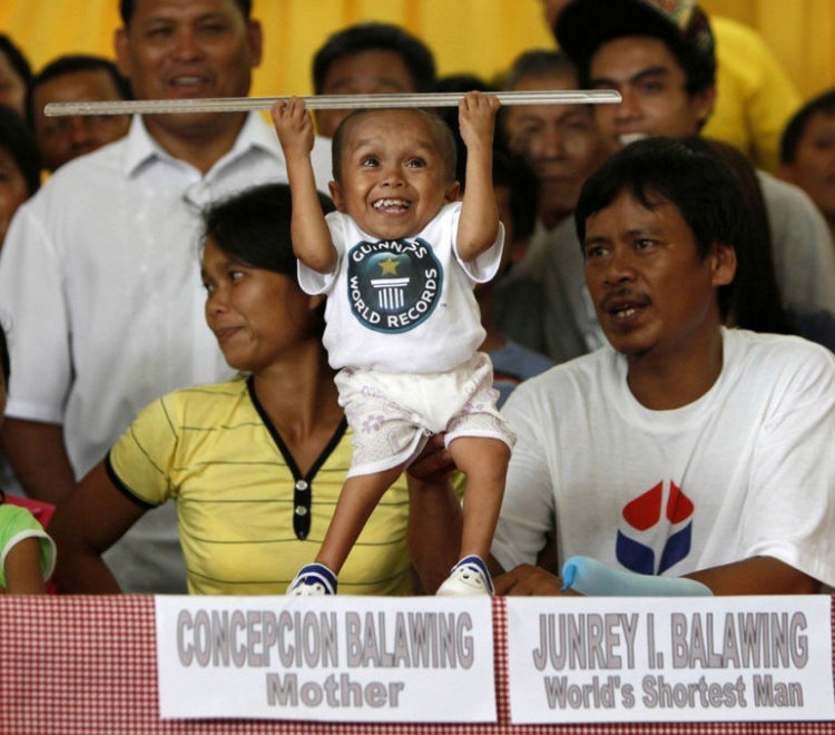 Джунри Балавинг признан самым маленьким человеком на планете