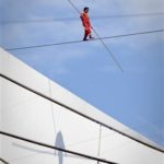 Потомственный канатоходец из Китая установил рекорд по самому продолжительному пребыванию на тросах