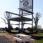 В США создали кресло-качалку рекордных размеров В США создали кресло-качалку рекордных размеров