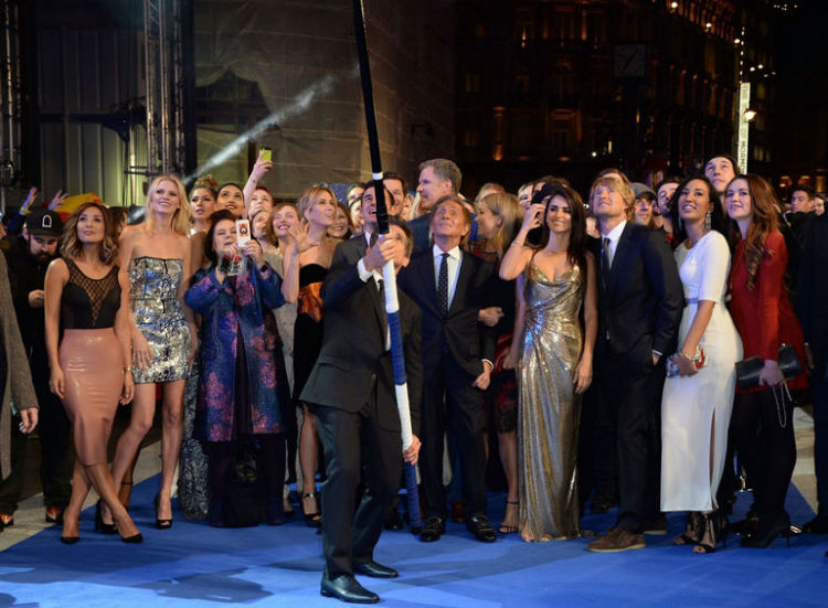 Бен Стиллер сделал фото с помощью самой большой палки для селфи