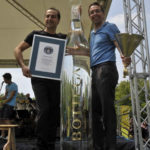 В Италии создали рекордную бутылку граппы и скатерть В Италии создали рекордную бутылку граппы и скатерть