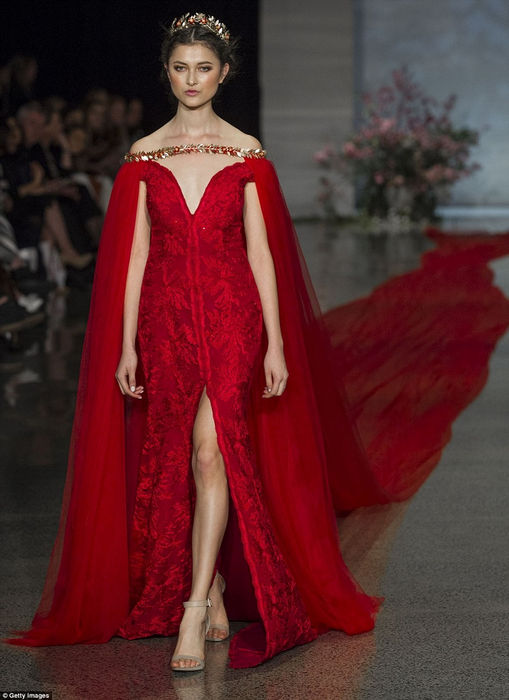 Самый длинный шлейф платья на показе мод