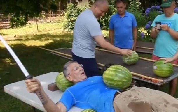 Самое быстрое нарезание арбузов на животе