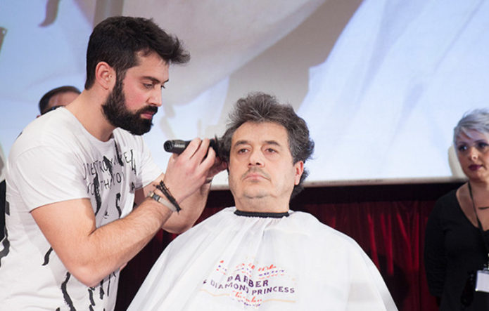 В Греции установили рекорд по самой быстрой стрижке