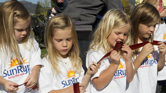 дети пробуют самый длинный фруктовый снек