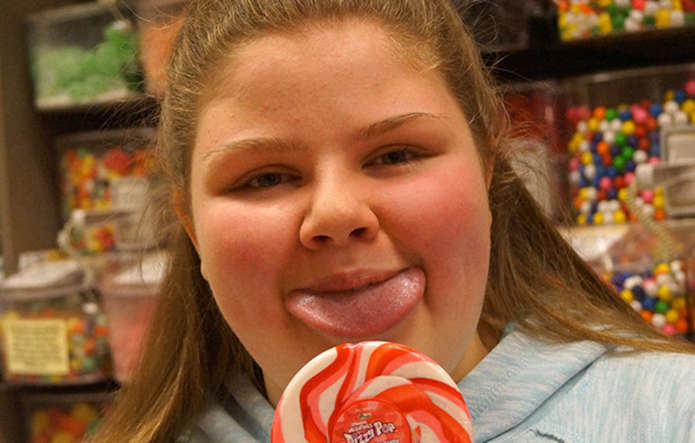 Самый широкий женский язык Emily Schlenker