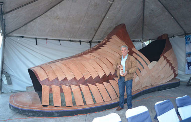 Самая большая сандалия