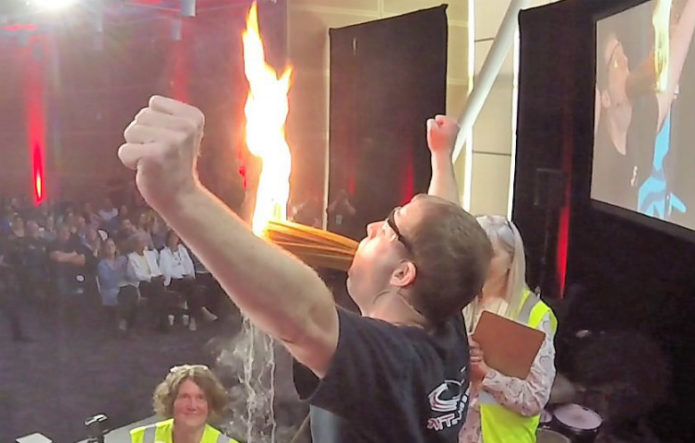 Самое большое количество зажженных свечей во рту