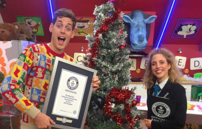 Сэм Хомвуд - самое быстрое украшение новогодней елки - Книга рекордов Гиннеса