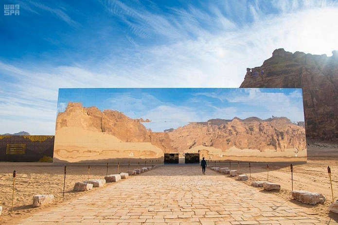 Самое большое зеркальное здание