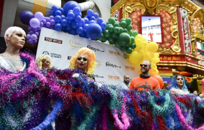 В Нью-Йорке показали самый длинный боа из перьев