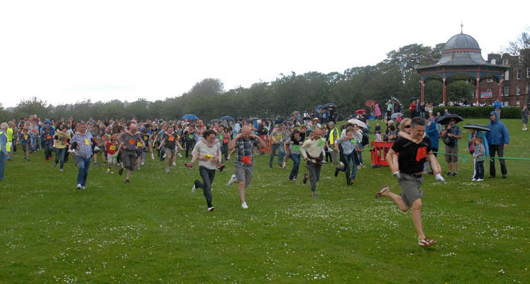 В Британии состоялся самый многочисленный забег piggy back