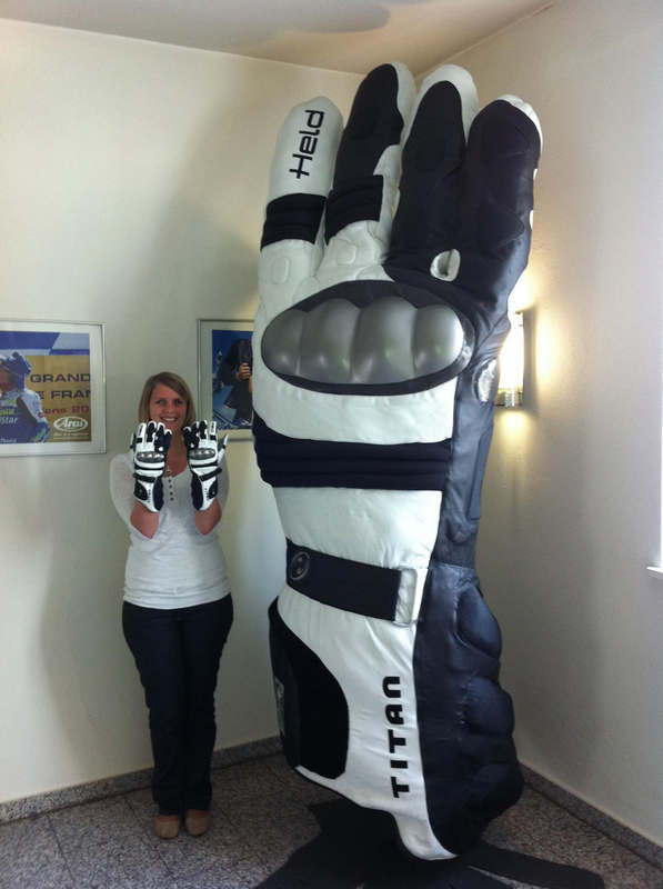 Рекордно большая мотоперчатка