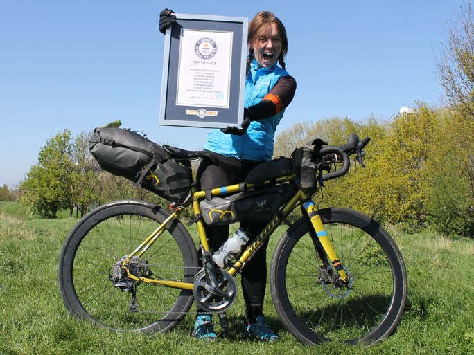 Дженни Грэм с сертификатом Книги рекордов Гиннеса