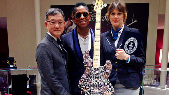 Самое большое количество драгоценных камней на гитаре