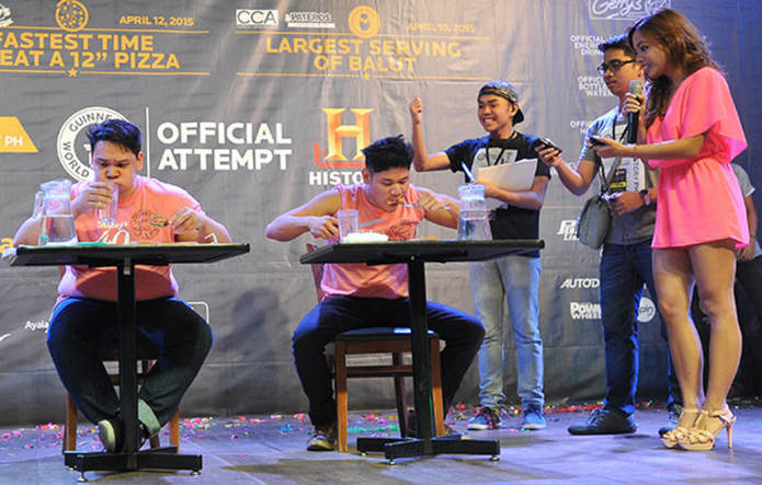 Самое быстрое поедание 12-дюймовой пиццы ножом и вилкой