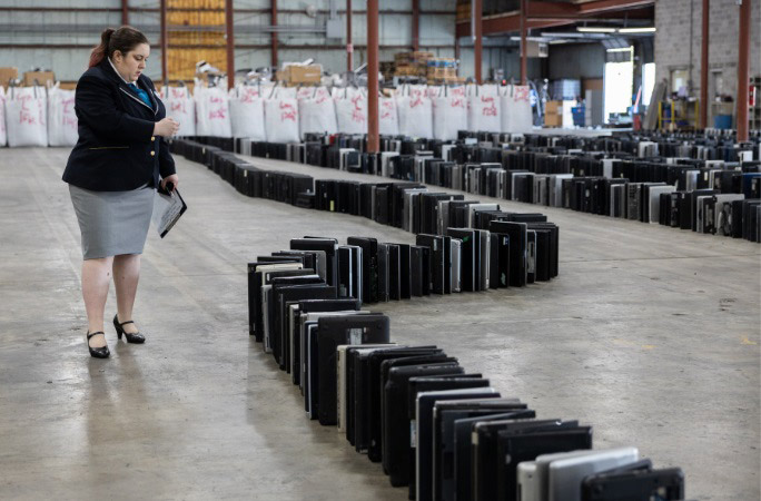 Самое большое количество ноутбуков, которые падают, как домино (видео)