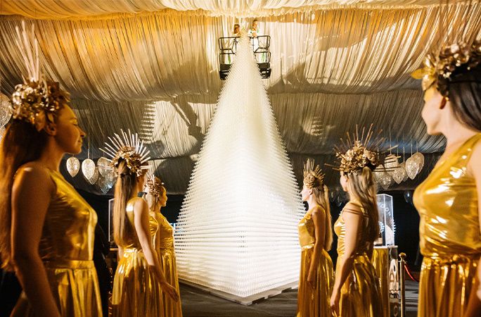 Самая высокая пирамида бокалов с шампанским