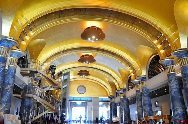 Самый большой позолоченный потолок