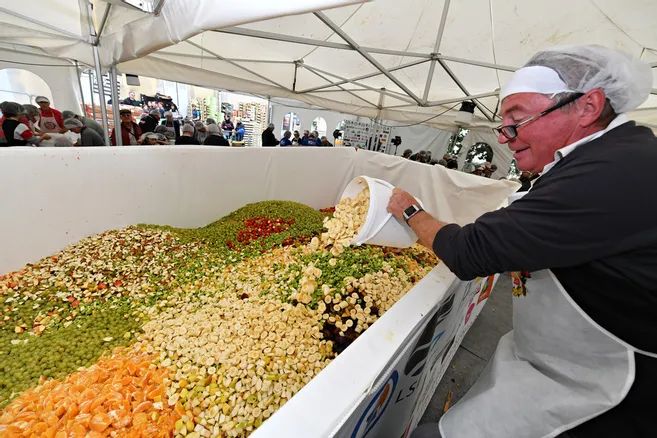 самый большой фруктовый салат в мире