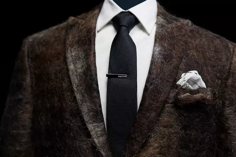 Первый костюм из волос усов в Книге рекордов Гиннесса