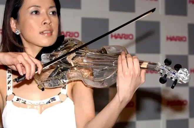 Первая в мире стеклянна скрипка, на которой можно играть